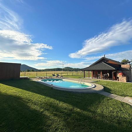 V'S Place - Wooden House With Heated Pool And Outdoor Sauna Otočac Екстериор снимка