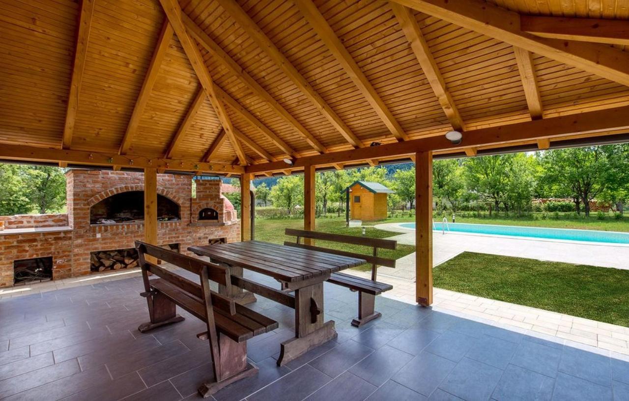 V'S Place - Wooden House With Heated Pool And Outdoor Sauna Otočac Екстериор снимка