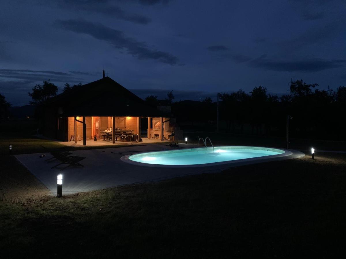 V'S Place - Wooden House With Heated Pool And Outdoor Sauna Otočac Екстериор снимка