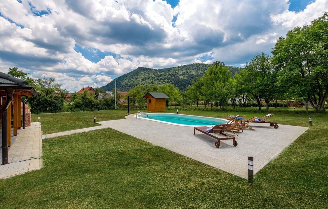 V'S Place - Wooden House With Heated Pool And Outdoor Sauna Otočac Екстериор снимка