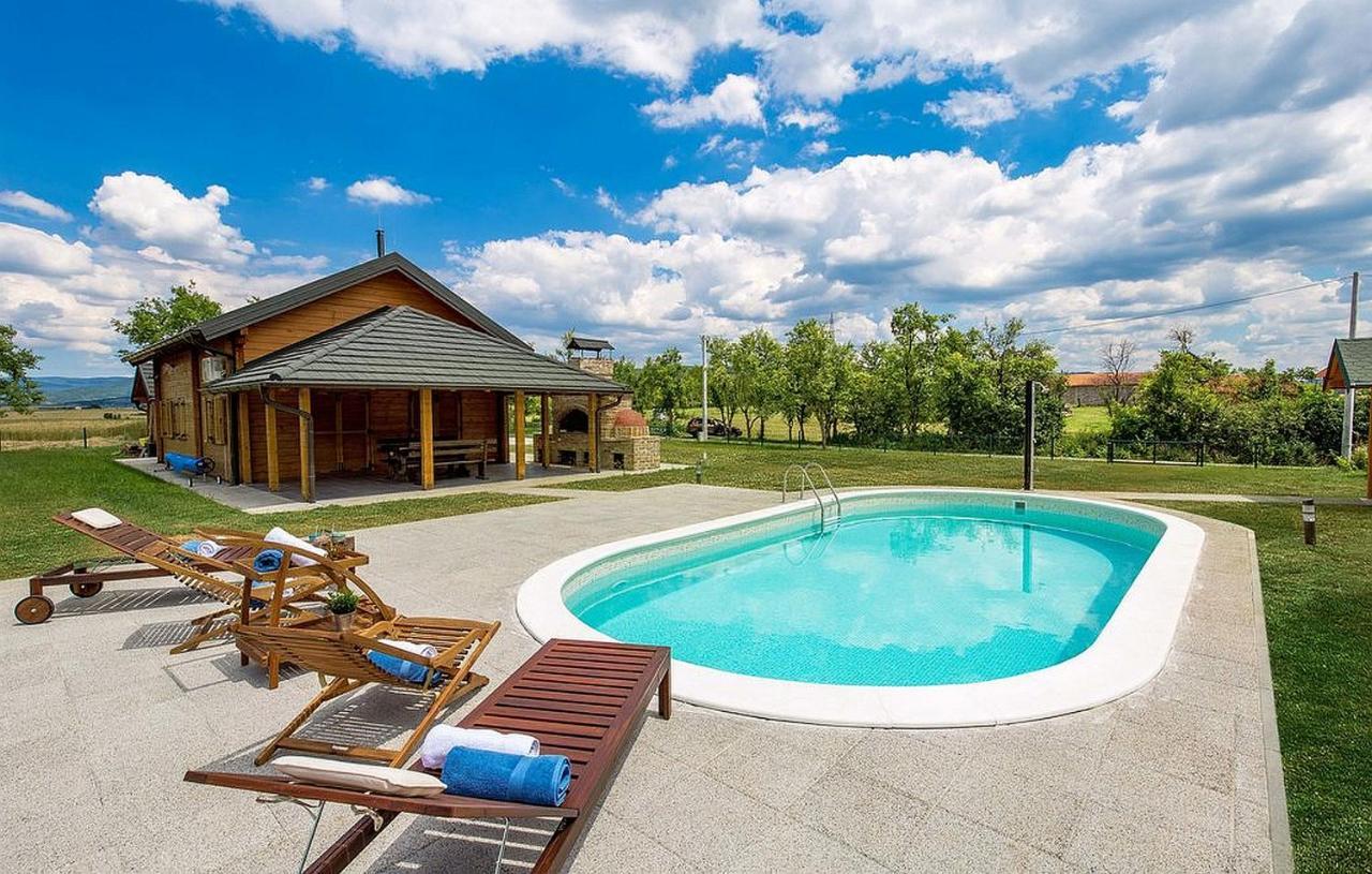 V'S Place - Wooden House With Heated Pool And Outdoor Sauna Otočac Екстериор снимка