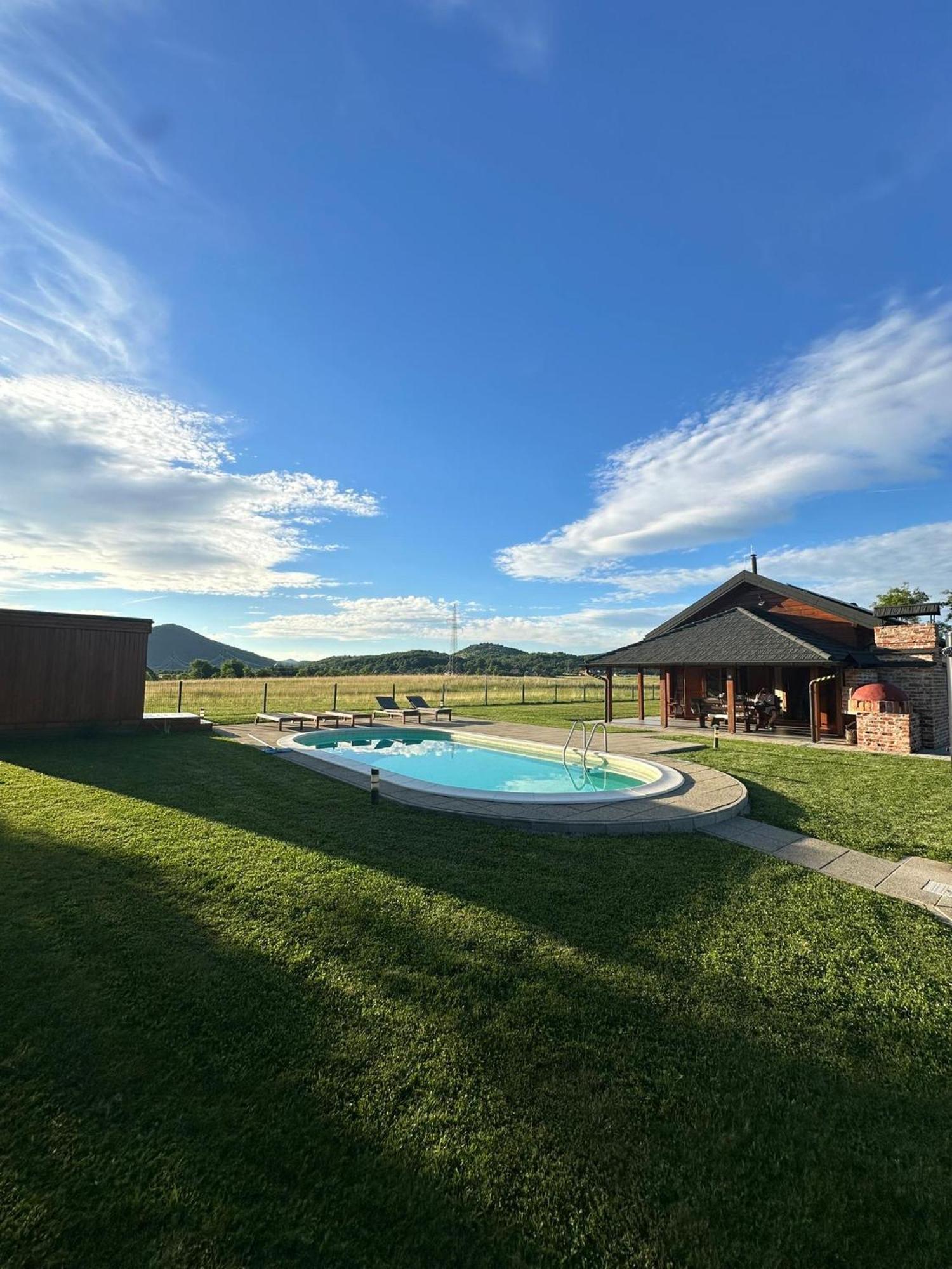 V'S Place - Wooden House With Heated Pool And Outdoor Sauna Otočac Екстериор снимка